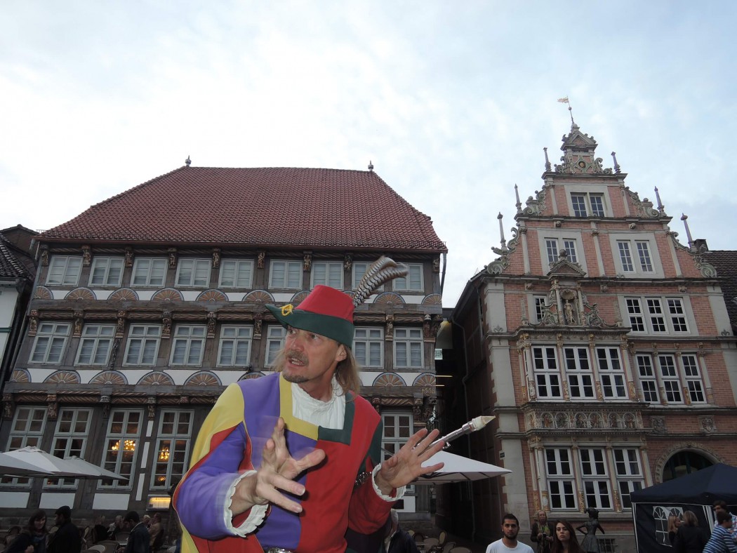 Der Rattenfänger von Hameln führt durch die Stadt