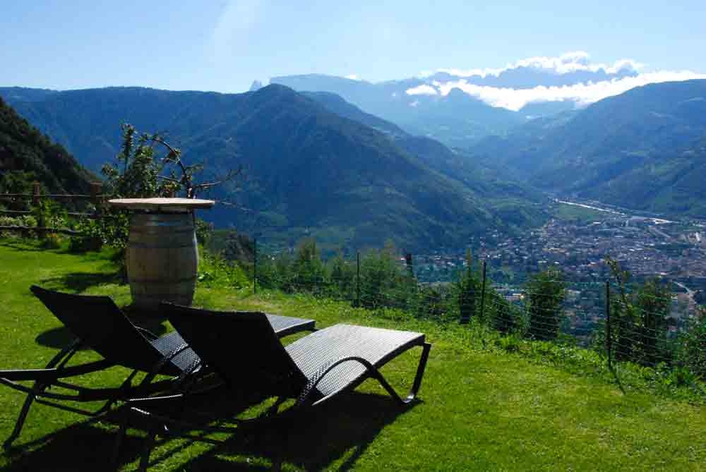Gartenliegen-WernerHof-Urlaub-auf-dem-bauernhof-suedtirol-roter-hahn-©looping