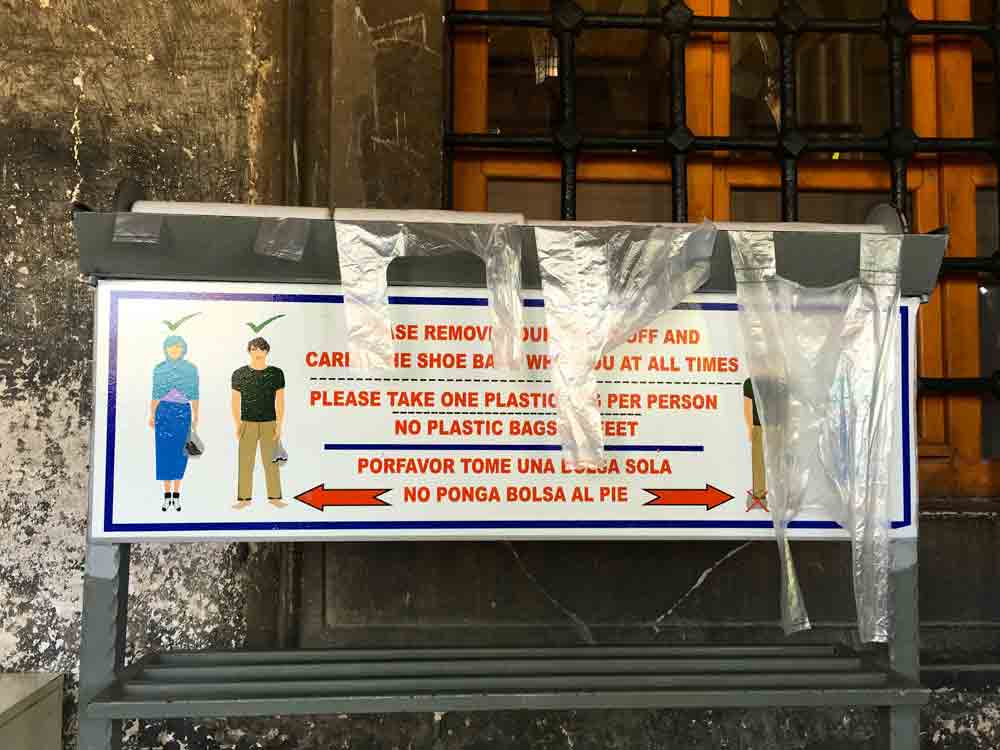 Plastiktueten-fuer-die-schuhe-eingang-blaue-moschee-©looping-in-istanbul