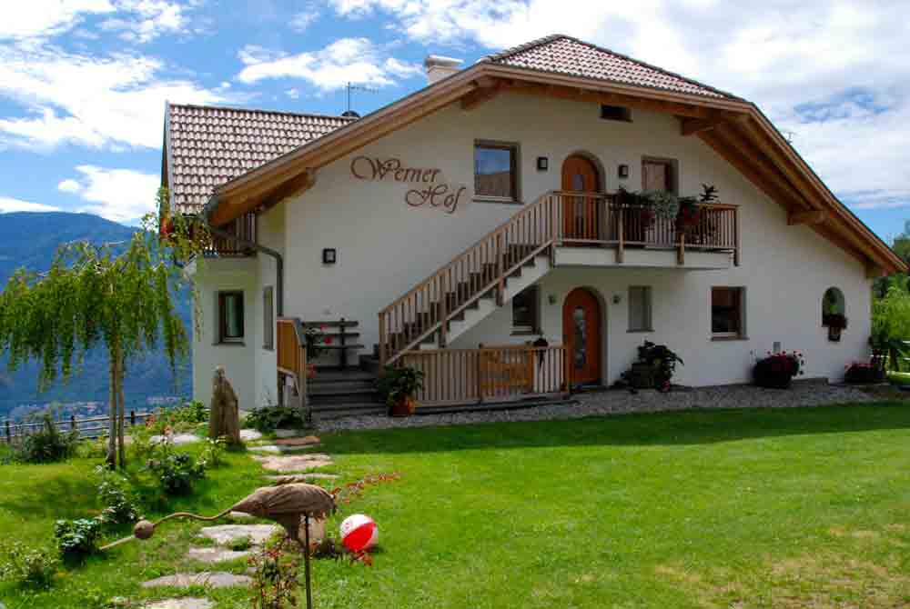 Wernerhof-Urlaub-auf-dem-bauernhof-roter-hahn-©looping