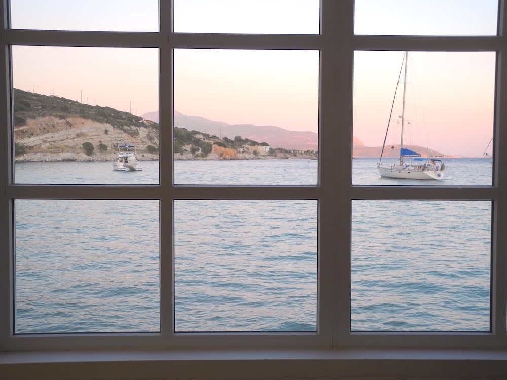 Fenster-Ausblick-aufs-meer-griechische-insel-Samos-©looping