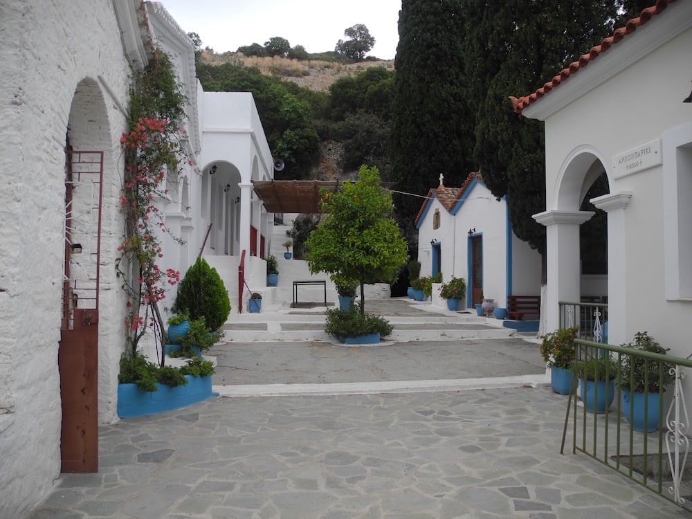 Kloster-Innenhof-griechische-insel-Samos-©looping