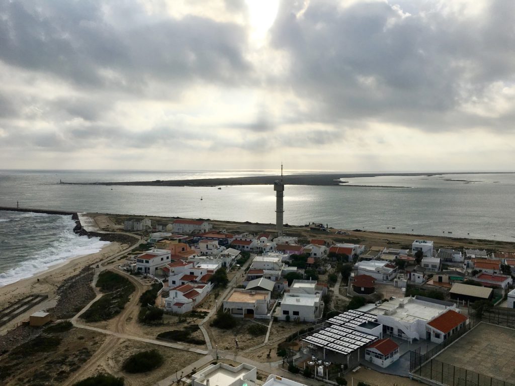 blick-vom-leuchtturem-auf-farol-algarve-looping-magazin