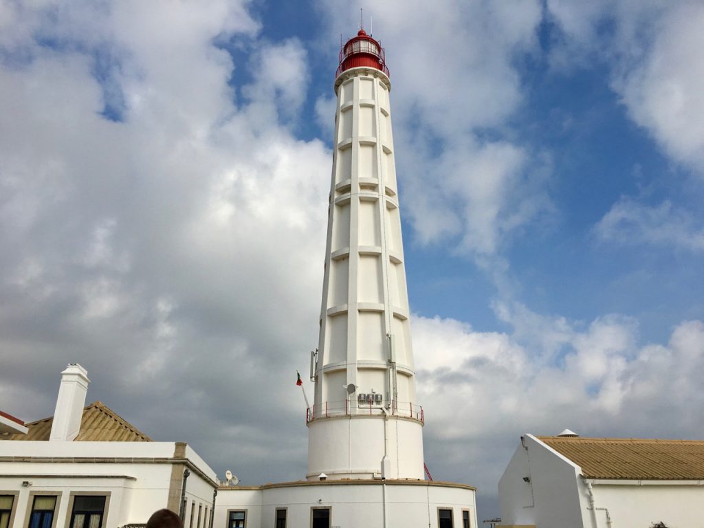 leuchtturem-auf-der-insel-farol-algarve-looping-magazin