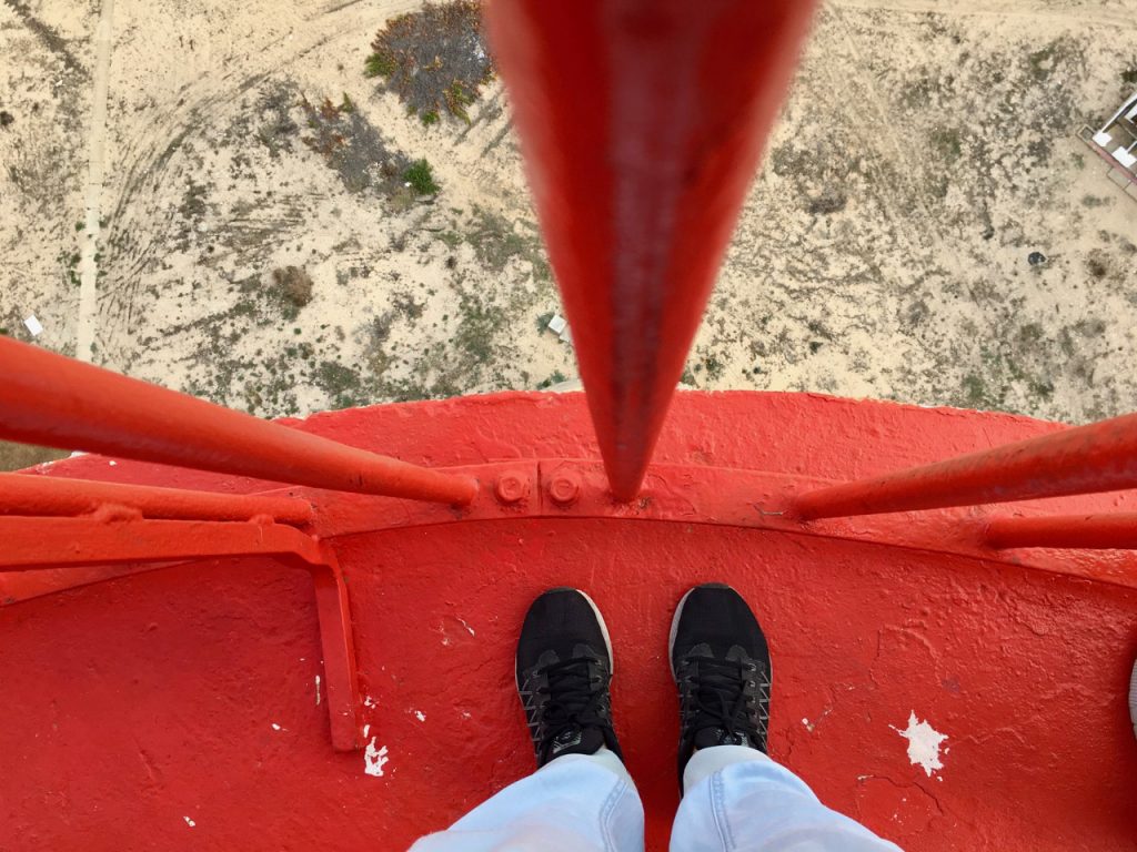 der-blick-nach-unten-leuchtturem-auf-farol-portugal-looping-magazin