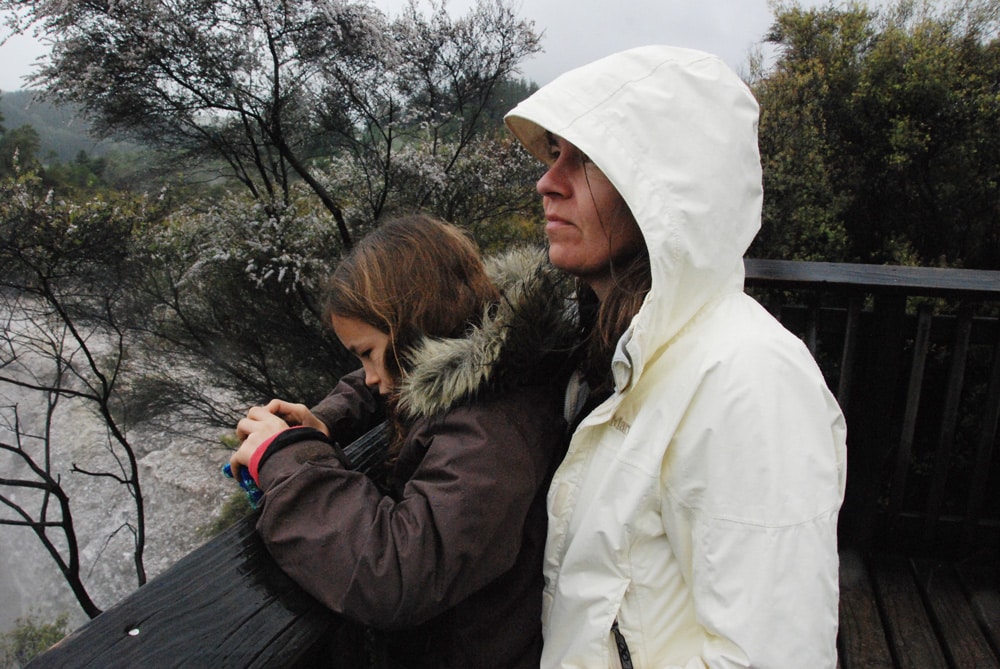 im-regen-in-wai-o-tapu-neuseeland-looping-magazin