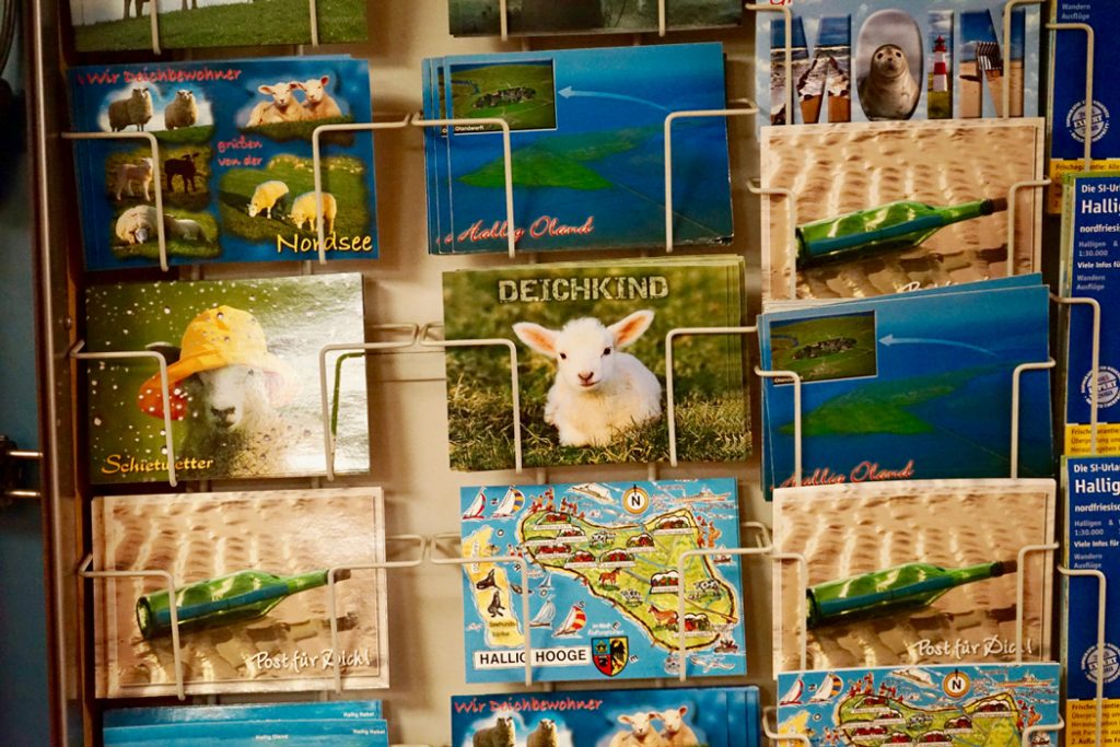 Postkarten auf der Fähre nach Langeneß