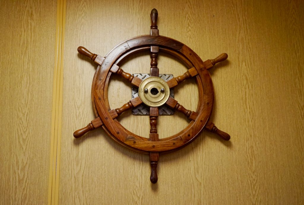 Steuerrrad im Salon auf der Fähre nach Langeneß