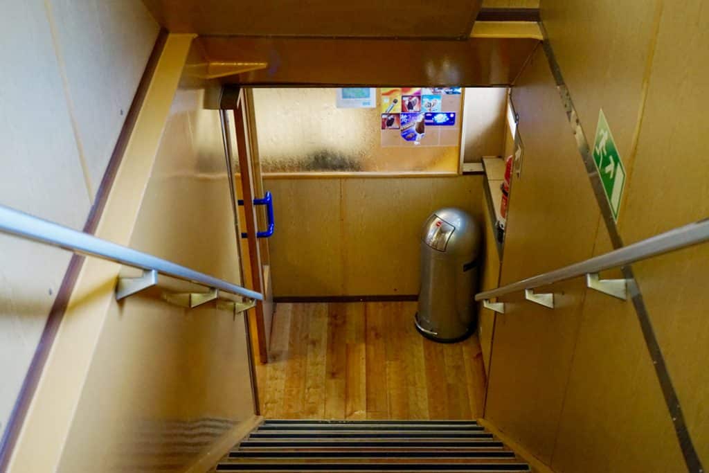 Weg in den Salon auf der Fähre nach Langeneß