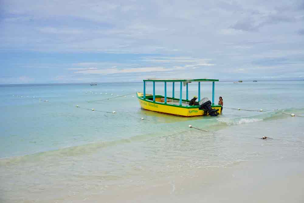 Ausflugsboot am 7 Mile Beach in Negril