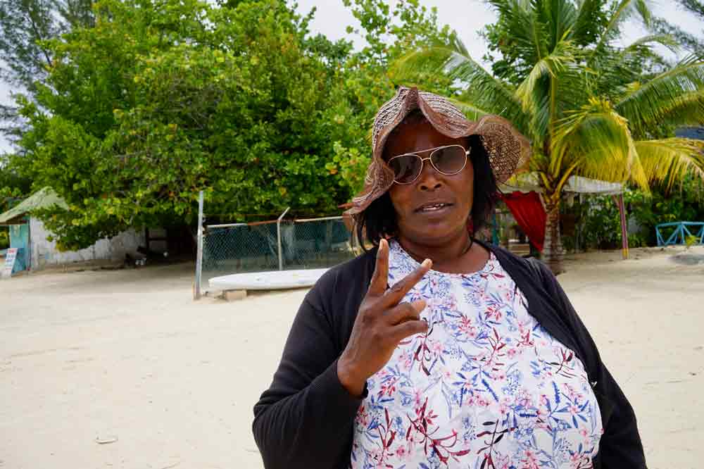 Jamaikanerin am 7 Mile Beach auf Jamaika