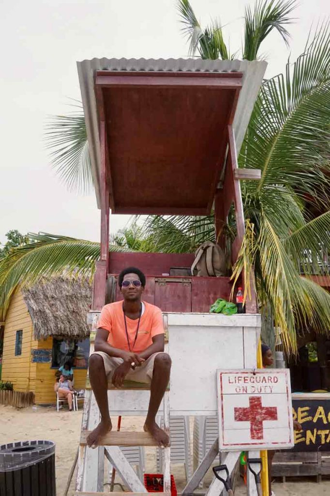 Lifeguard am 7 Mile Beach Jamiaka