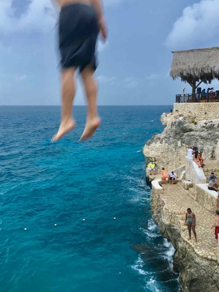 Sprung von der Klippe in Ricks Cafe auf Jamaika