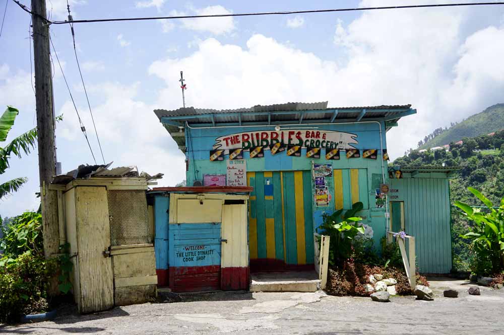 Roadtrip durch Jamaika blaues Holzhaus am Straßenrand