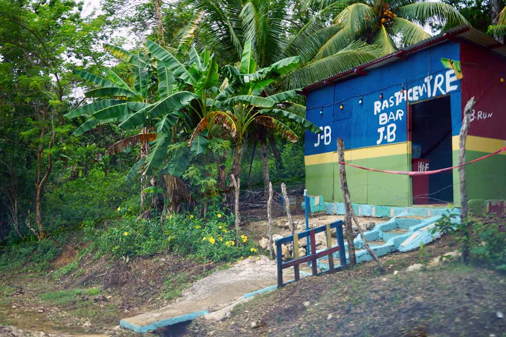 Rundreise durch Jamaika buntes Haus an der Straße