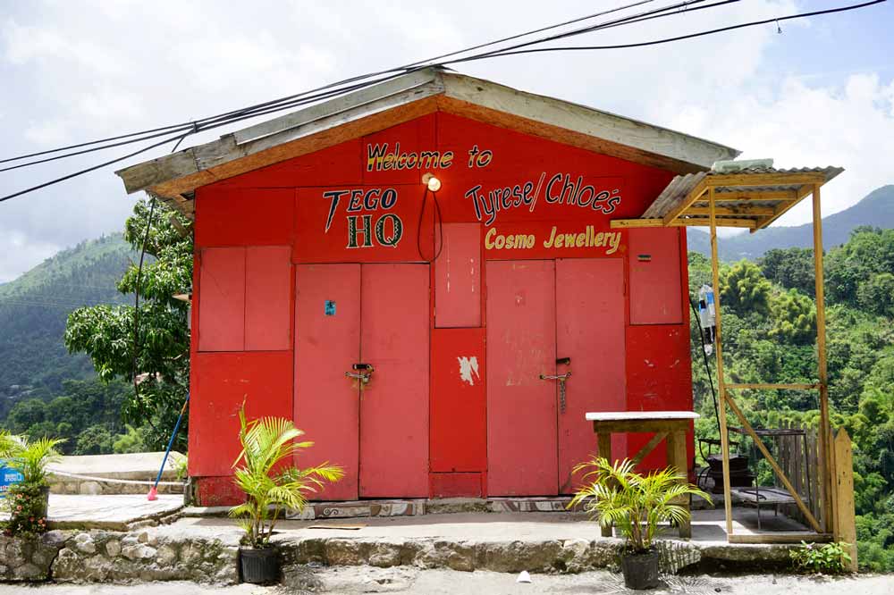Rotes Holzhaus auf Jamaika