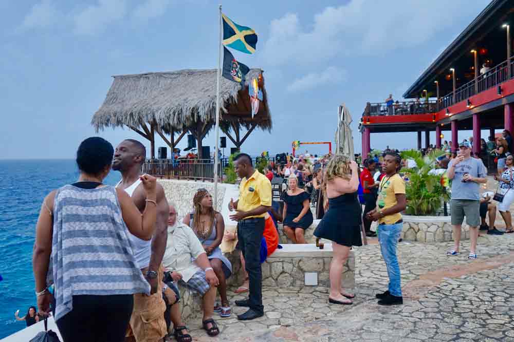 Publikum in Ricks Cafe ein sehenswertes Ausflugsziel auf Jamaika