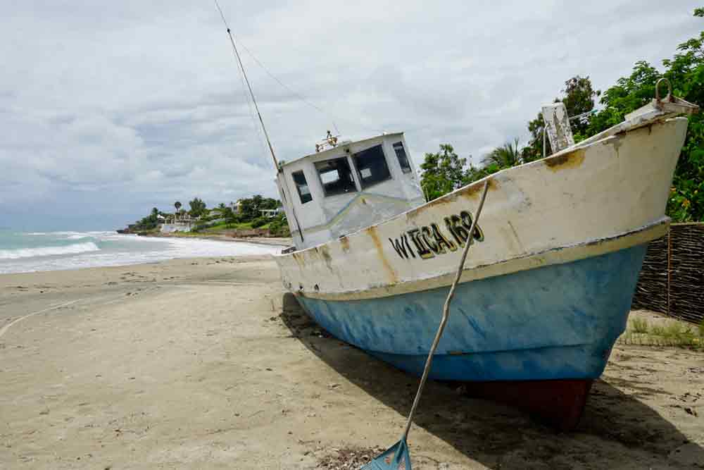 Boot am Strand Calabash Beach Jamaika