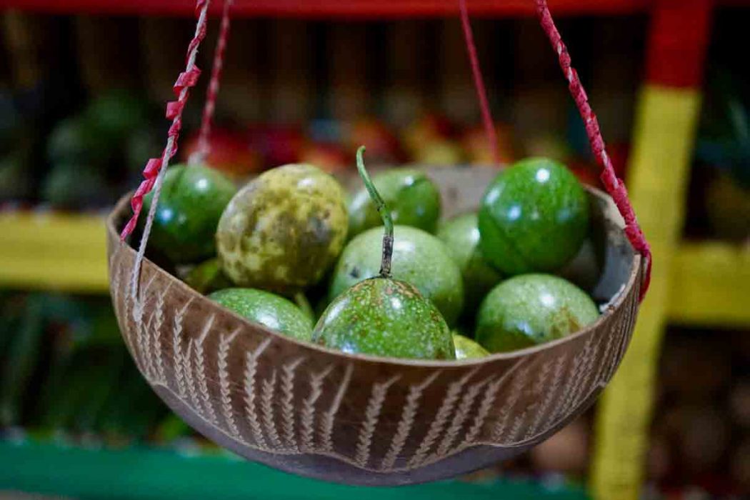 Passionsfrucht bei Fancy Fruits heilendes Essen auf Jamaika