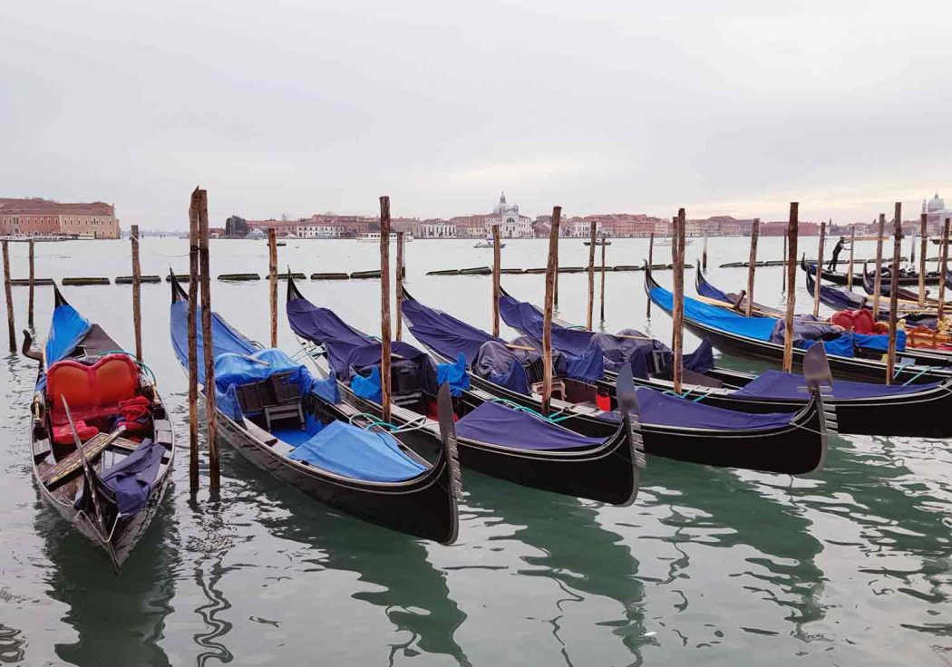 Gondeln an Silvester in Venedig
