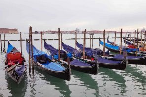 Gondeln an Silvester in Venedig