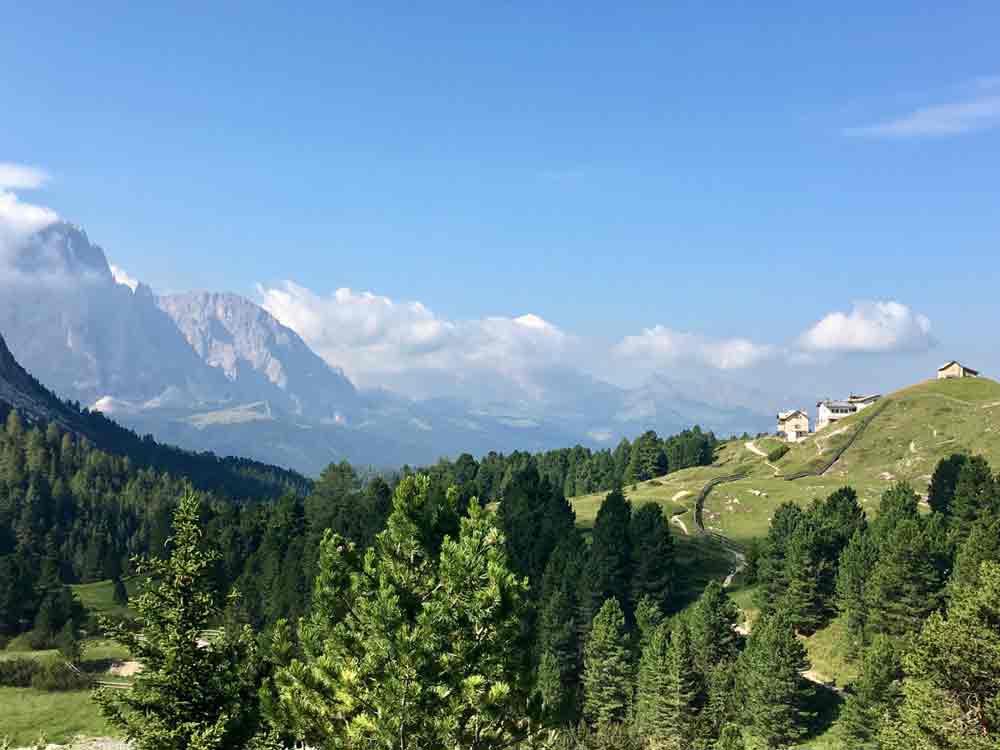 Blick zurueck zur regensburger Huette Dolomiten
