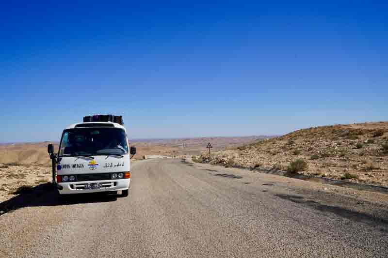 Urlaub in Tunesien mit dem Bus durch das Dahar Gebirge im Süden von Tunesien
