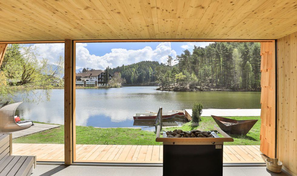 Weihrerhof-Sauna-mit-Blick-auf-den-See