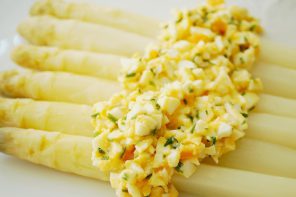 Osterrezept-bozener-sosse-mit-spargel