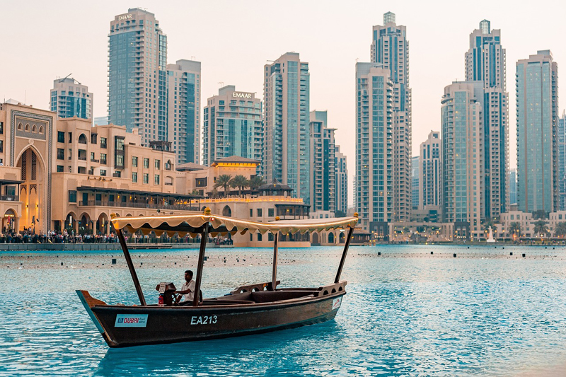 Insidertipps für Dubai fahrt mit einem alten Holzboot