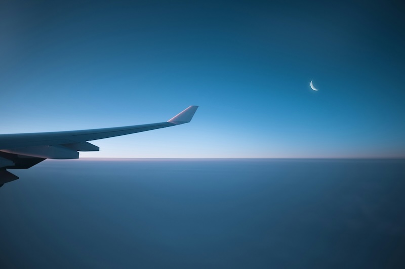 im Flugzeug schlafen