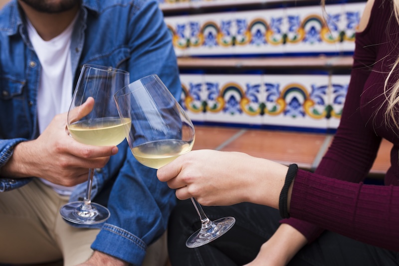Flirten im Urlaub in einer Bar