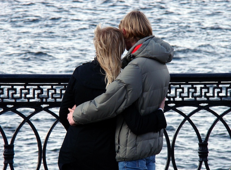 Flirten im Urlaub Paar am Meer