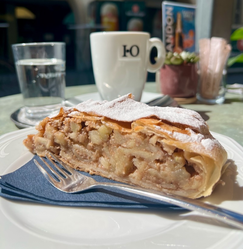 Apfelstrudel im Cafe Dörflinger in Bludenz
