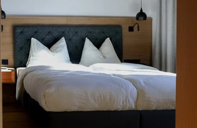 Sonnasita_Hotel-Natur-Genuss_Zimmer_Suite_Bett_1100x600-min-aspect-ratio-652-424
